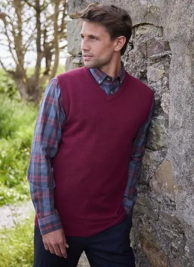 V neck lambswool slipover, short sleeved sweater vest in pochard (red)