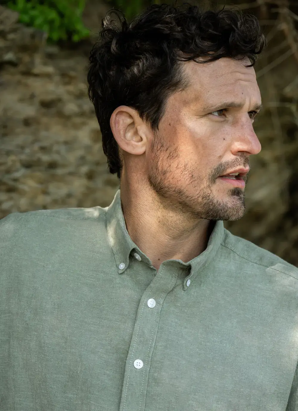 Close-up of shirt collar and upper chest area – Finn Cotton Linen Shirt in Green with button-down styling and breathable weave.