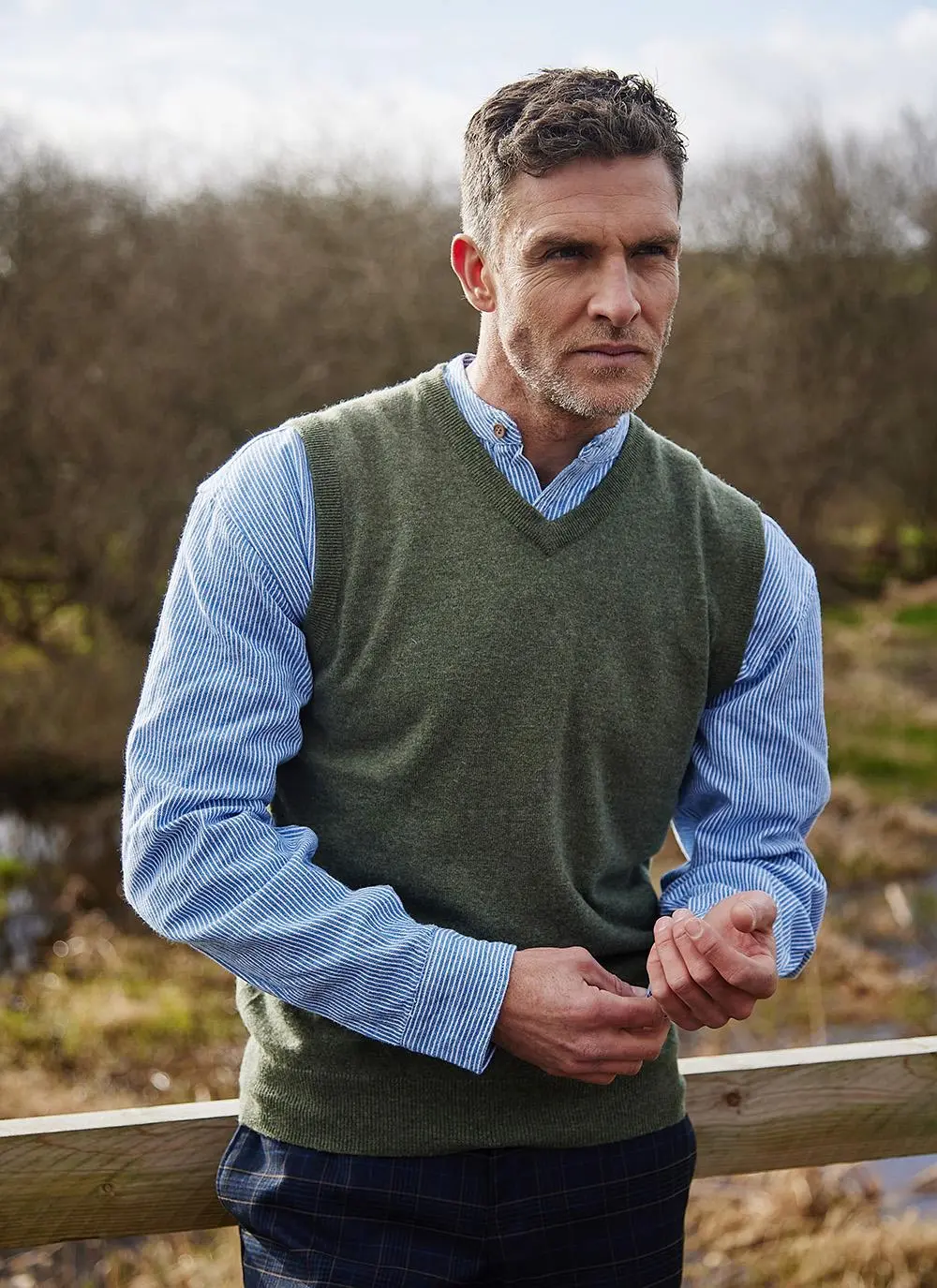 James Lambswool V-Neck Slipover