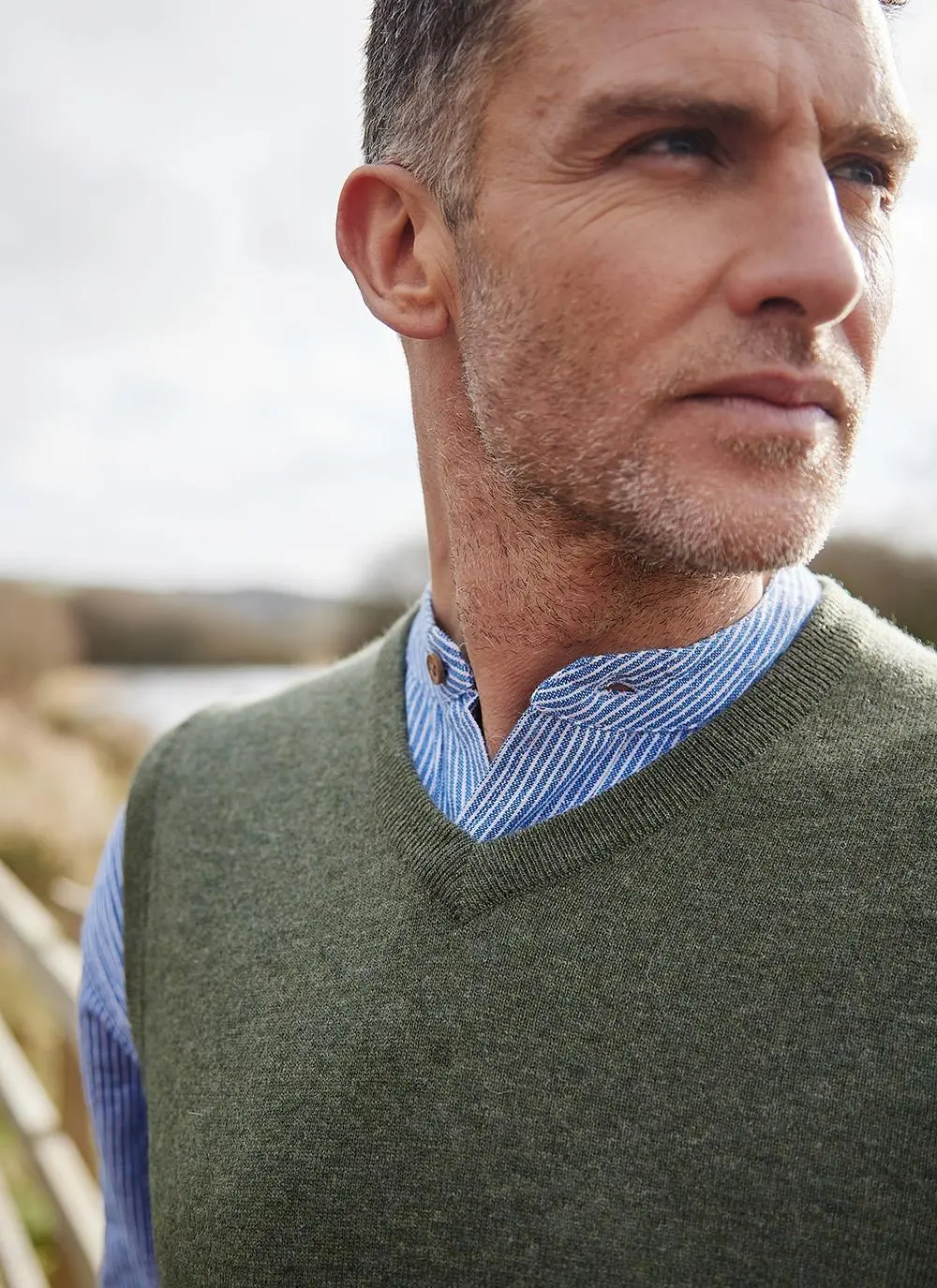 James Lambswool V-Neck Slipover