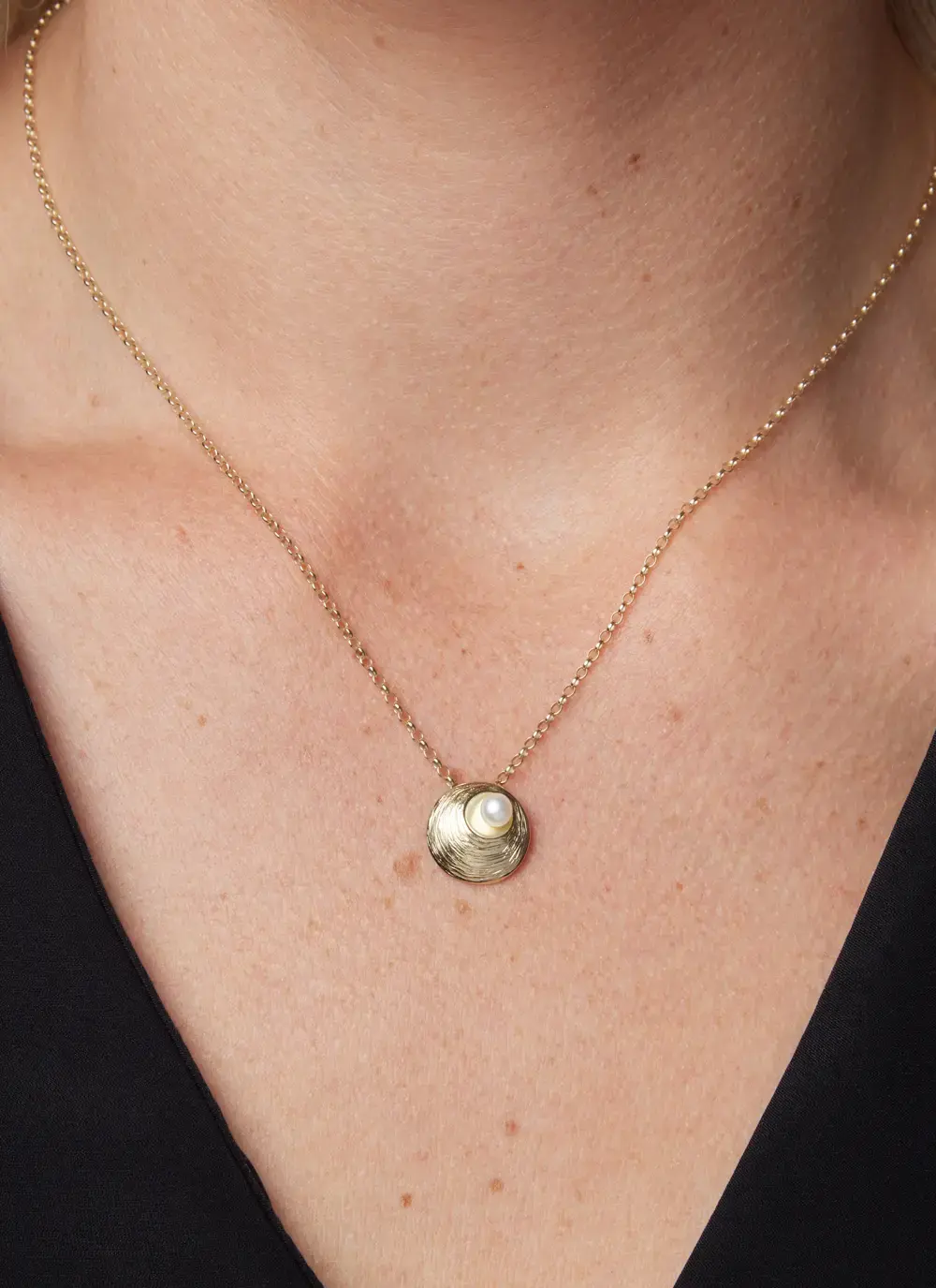 9K Gold Oyster Pearl Pendant 