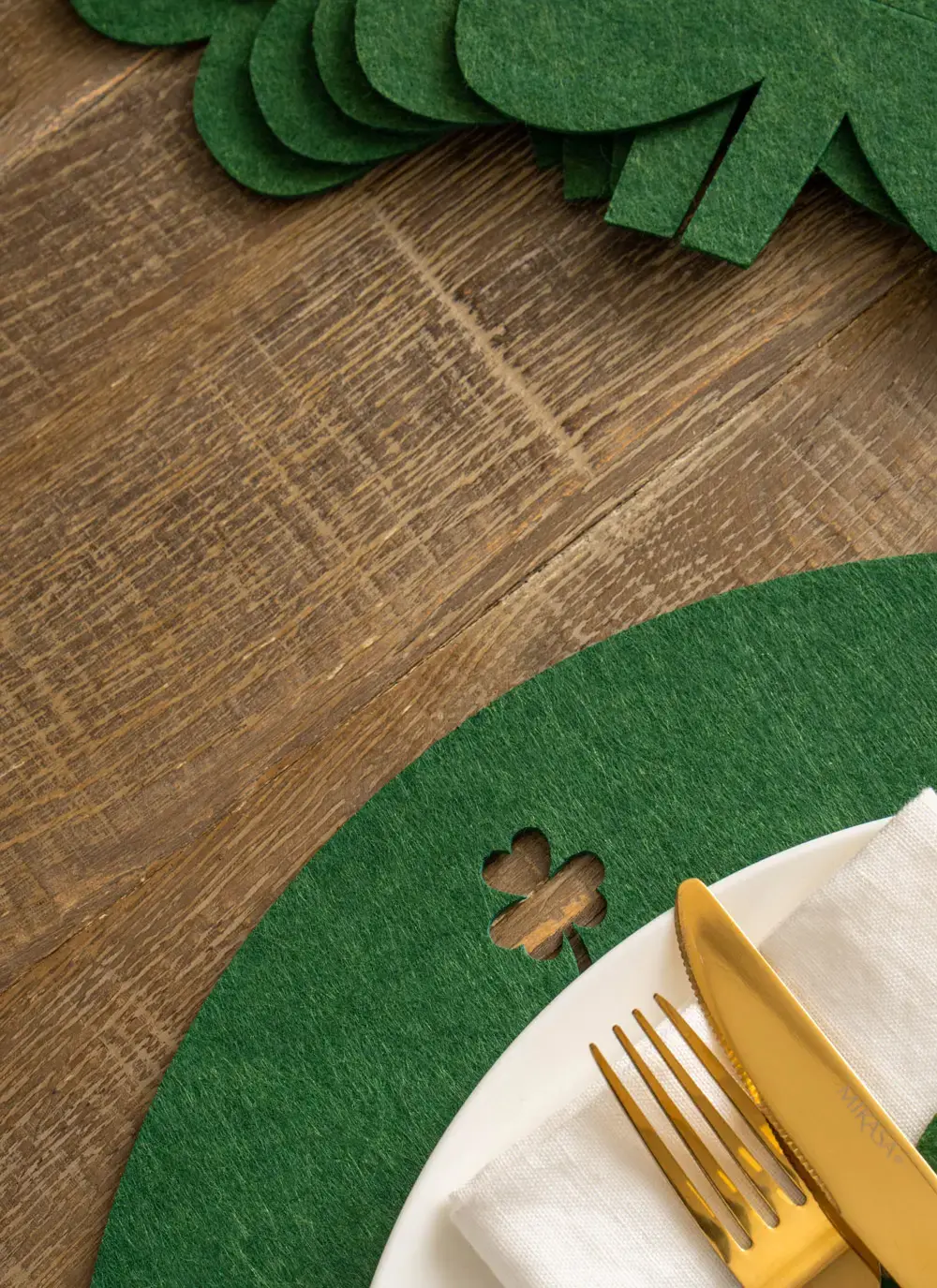 Green Shamrock Cutlery Holders & Placemats