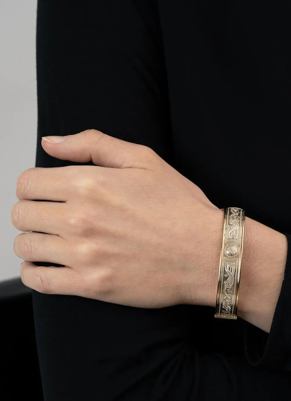 A fine example of a vintage rolled gold bracelet, this bracelet features a  safety gauge and is marke