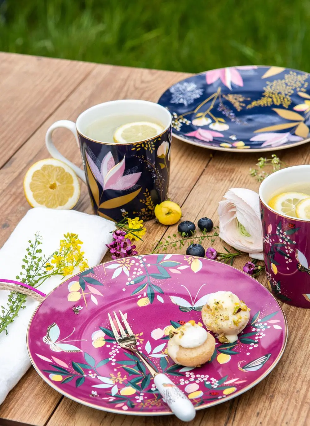 Sara Miller Orchard Mug in Navy