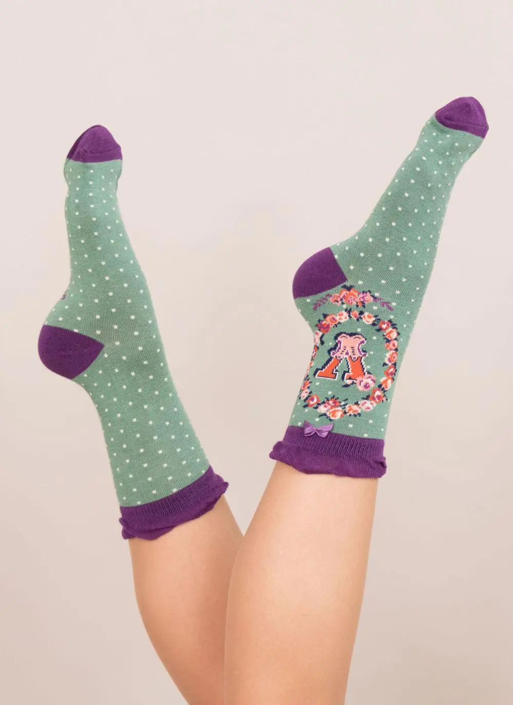 Set of 2 Ladies Alphabet Socks - V
