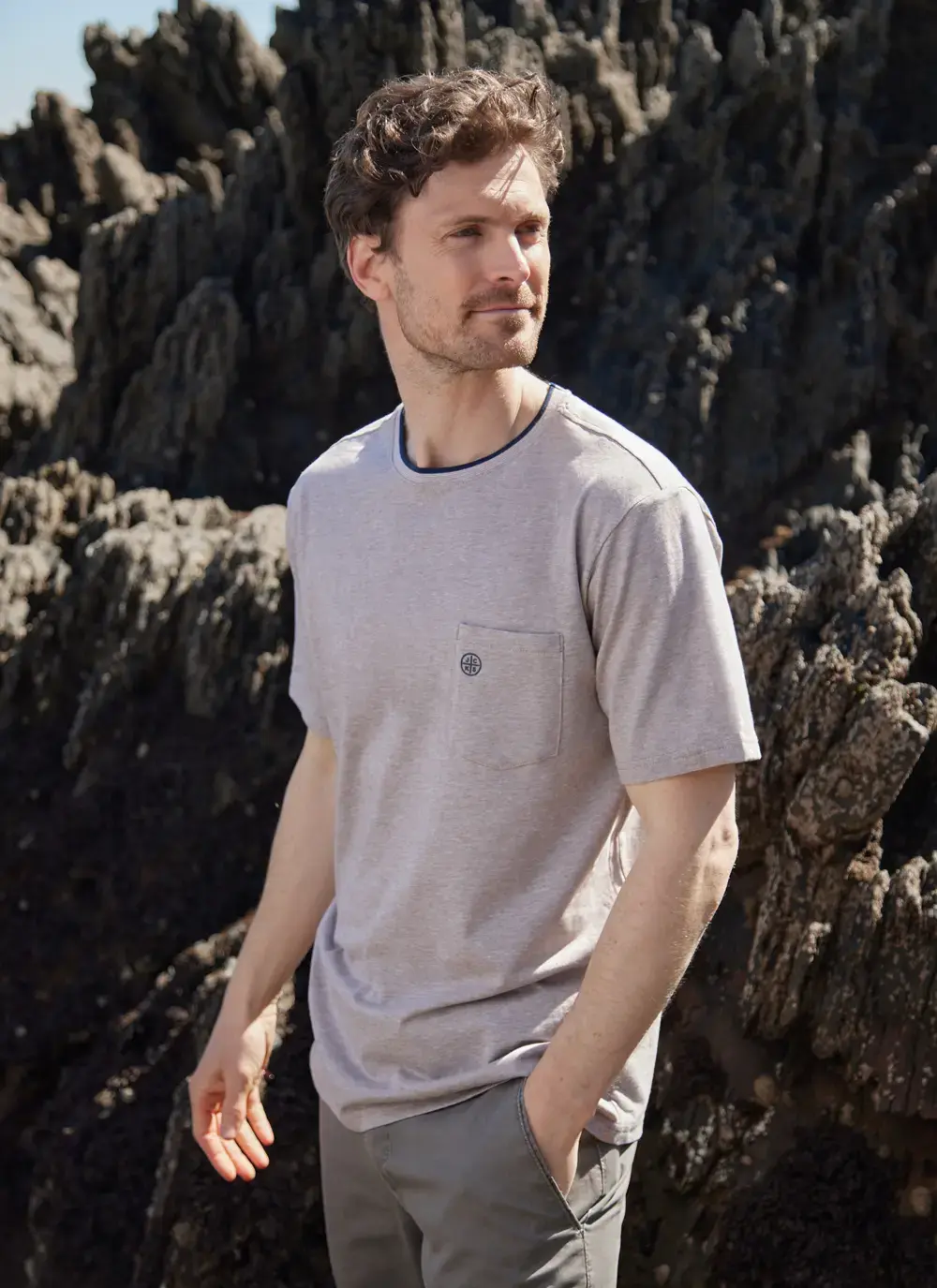  Contrast Neck Pocket T-Shirt