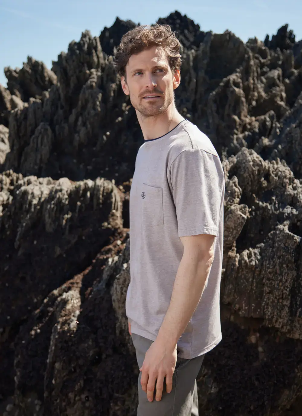  Contrast Neck Pocket T-Shirt