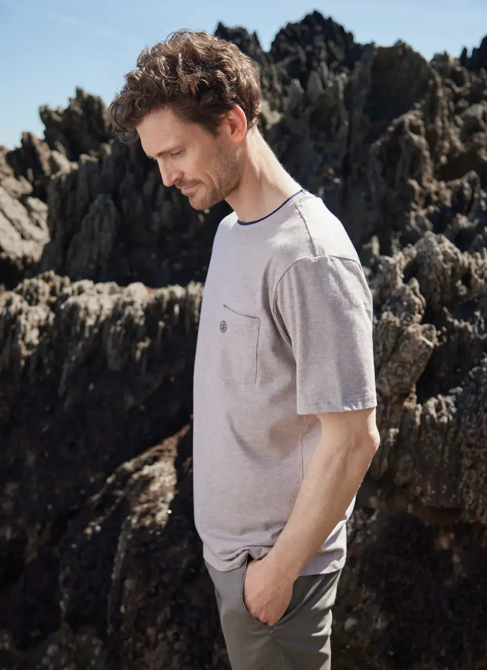  Contrast Neck Pocket T-Shirt