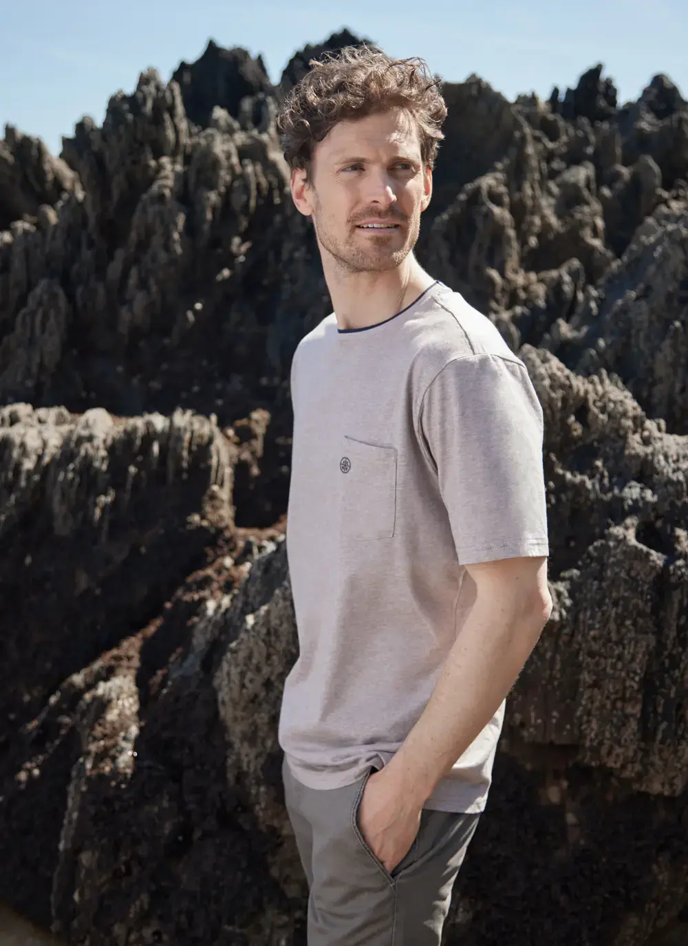  Contrast Neck Pocket T-Shirt