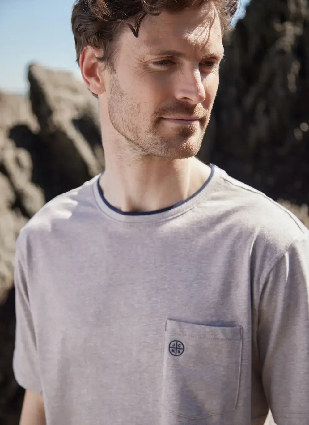  Contrast Neck Pocket T-Shirt