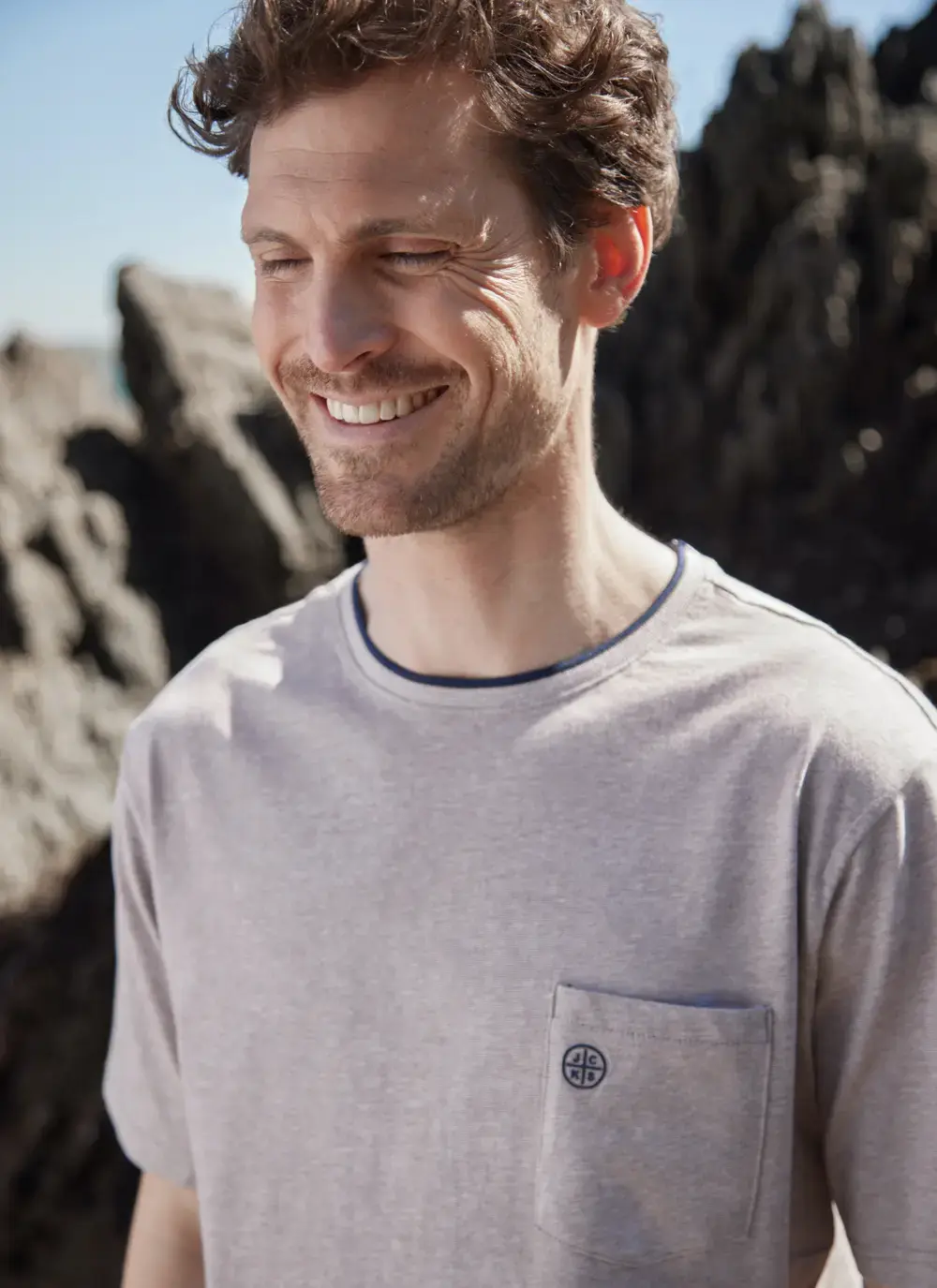  Contrast Neck Pocket T-Shirt