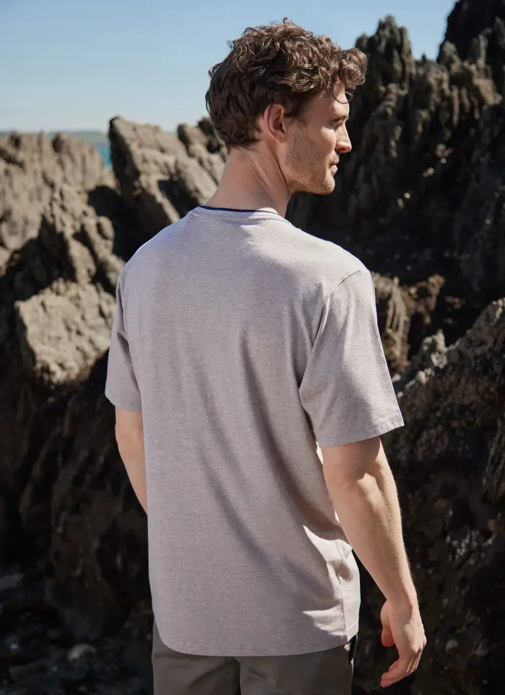 Contrast Neck Pocket T-Shirt