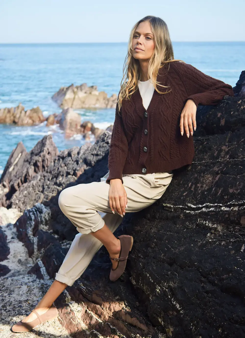 Evie Cashmere V- Neck Aran Cardigan in Espresso