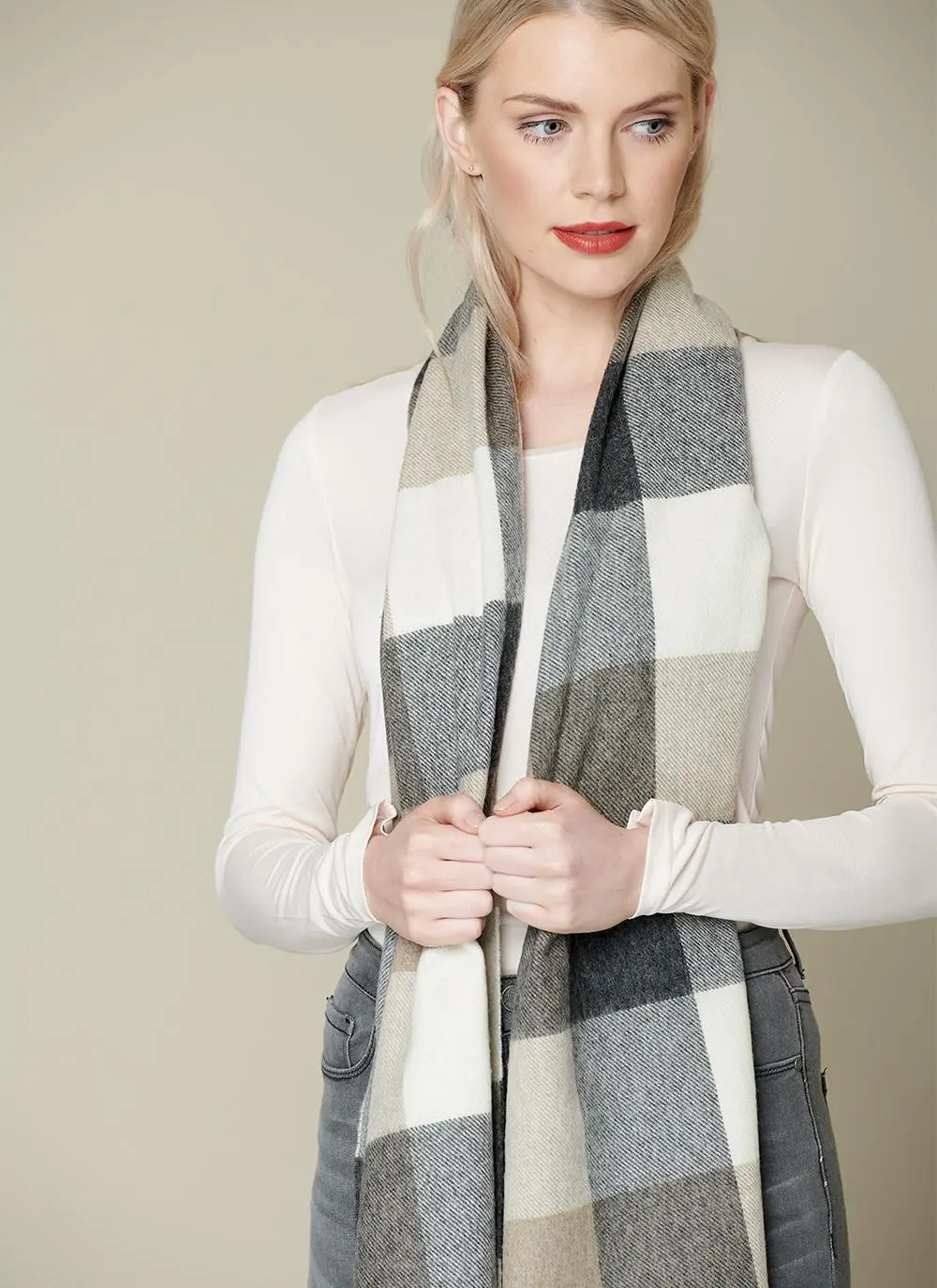 Sledmere Neutral Stole