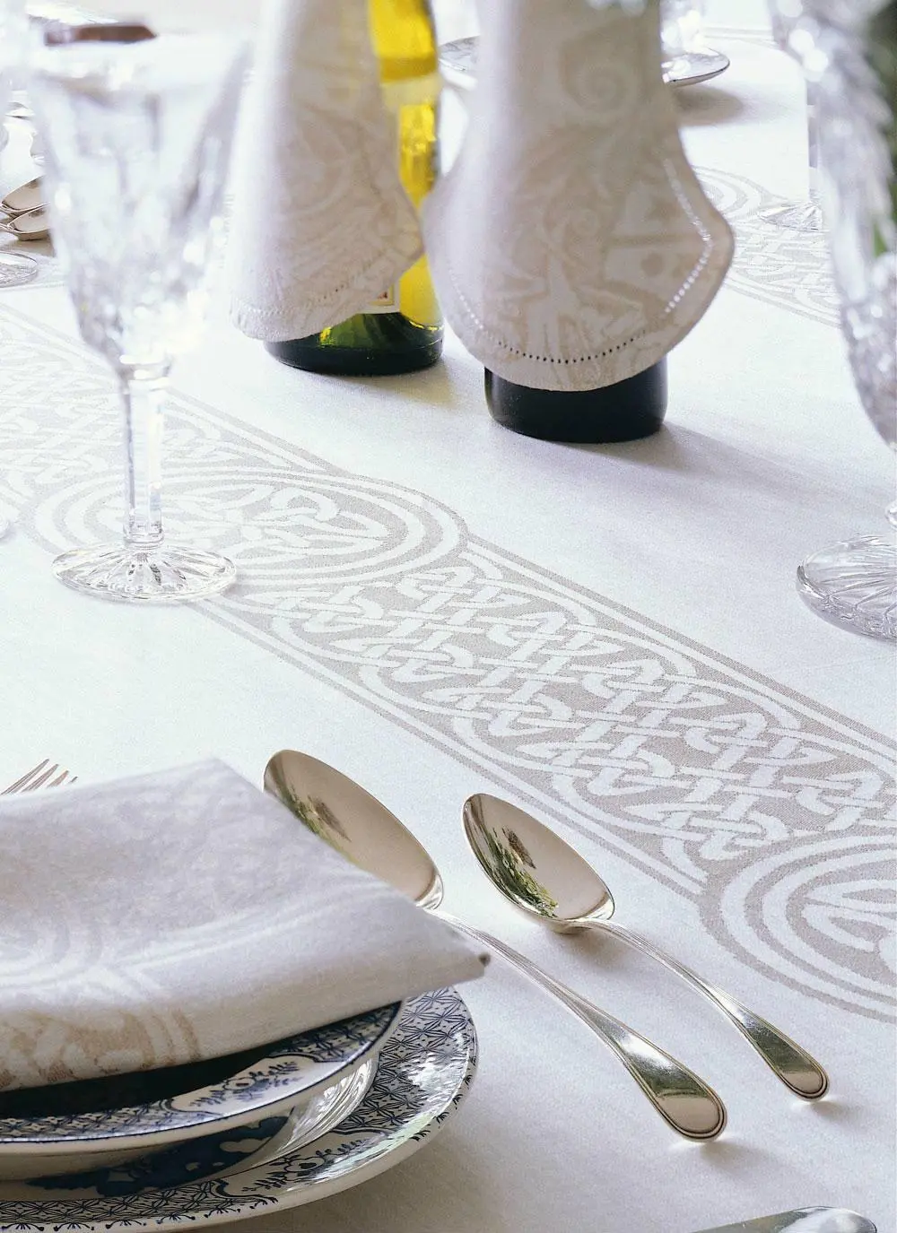 Colmcille Linen Tablecloth 54'' x 90'' (Seats 4) 