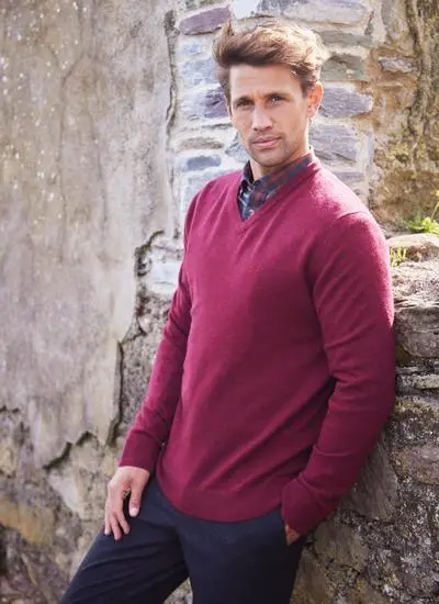 V neck long sleeve lambswool light layer sweater in pochard (red)